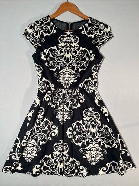 Black & White Printed Fit-and-Flare Dress by B. Darlin -Sz 5/6